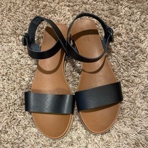 NWOT Universal Thread Sandals